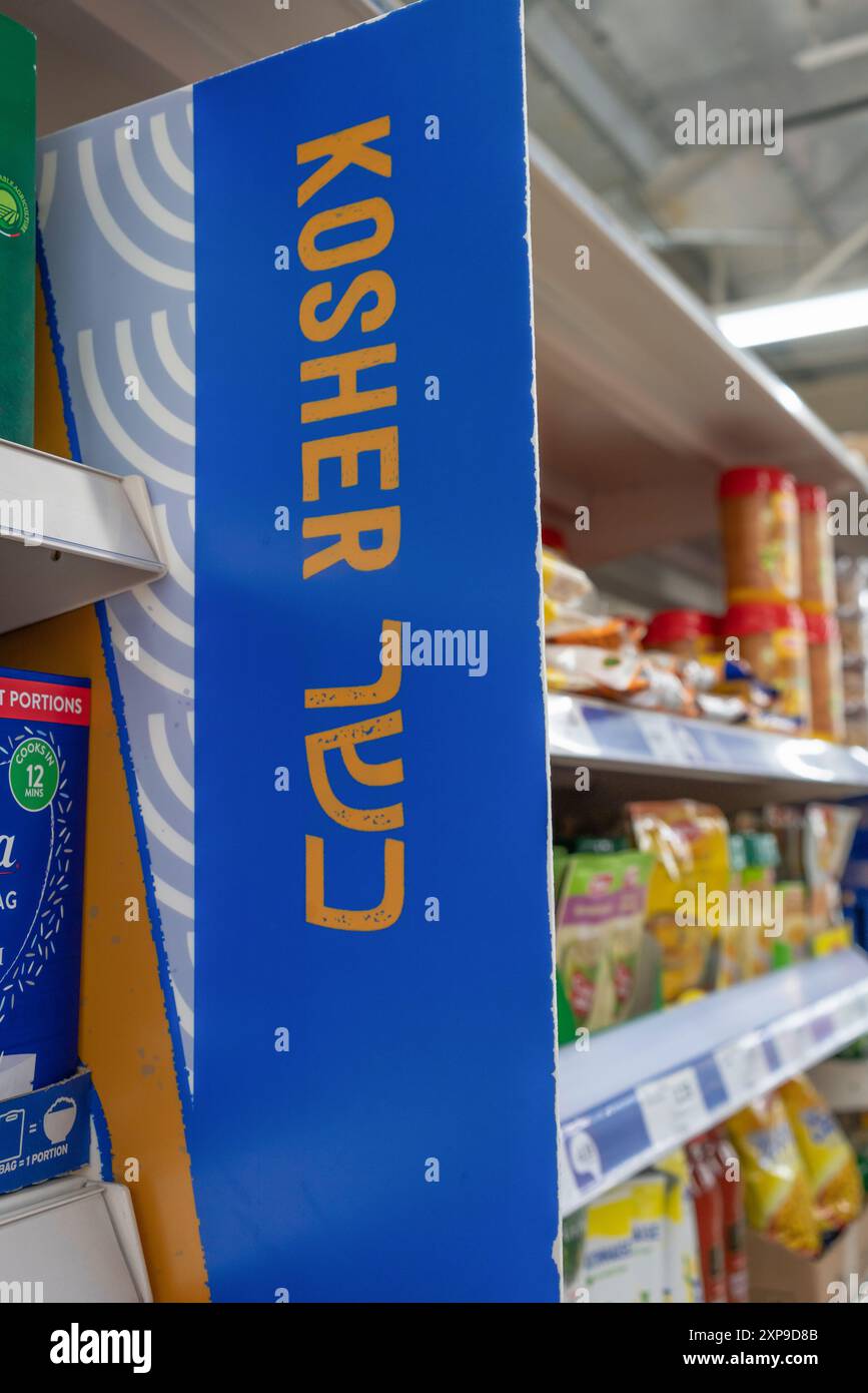 Un panneau bleu pour la nourriture casher écrit en anglais et hébreu dans un supermarché britannique dans le sud de l'Angleterre, Royaume-Uni Banque D'Images