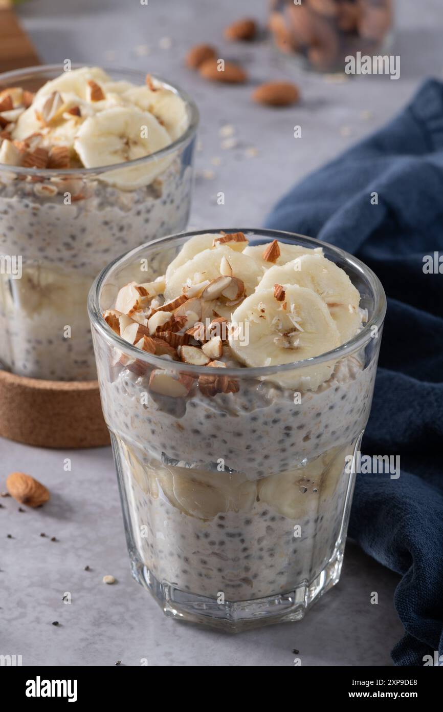 Avoine toute la nuit dans des verres recouverts de tranches de banane et d'amandes. Banque D'Images