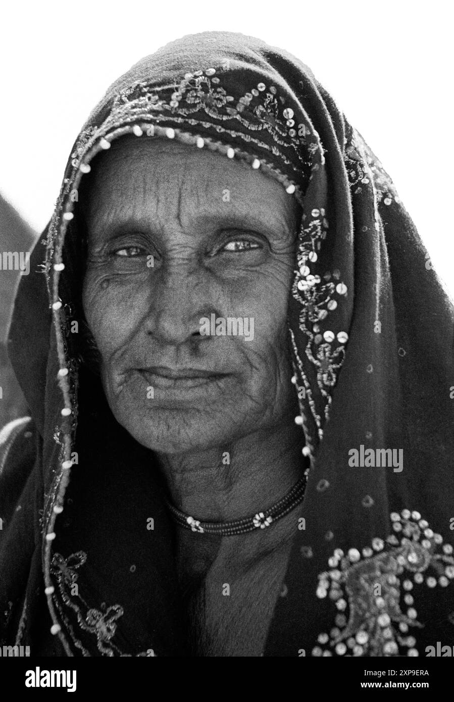 Banjari femme tribale se réunissent à la Foire de chameau de Pushkar chaque novembre pleine lune à Pushkar, Inde - 1989 Banque D'Images