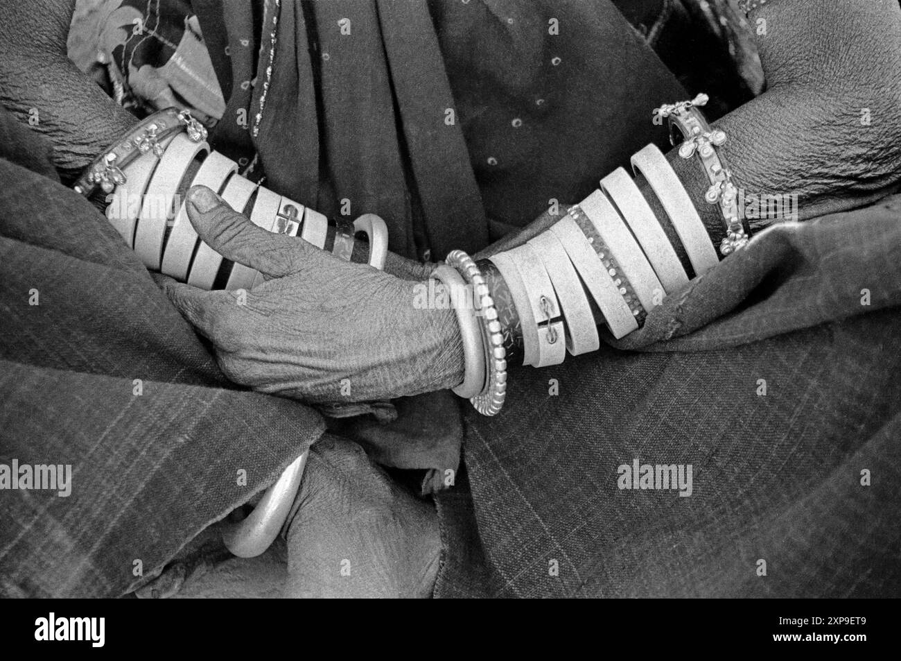 Banjari femme tribale porter beaucoup de bracelets et bijoux à la Foire de chameau de Pushkar chaque novembre pleine lune à Pushkar, Inde - 1989 Banque D'Images