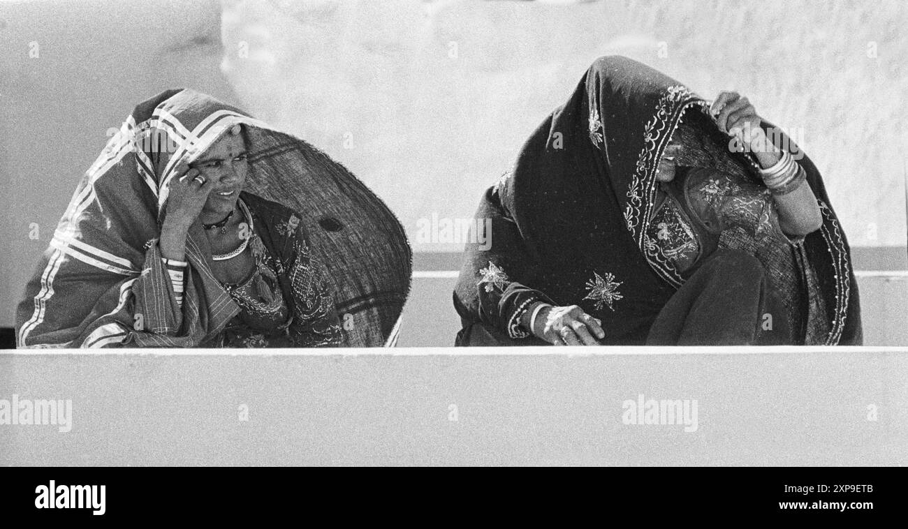 Banjari femme tribale se réunissent à la Foire de chameau de Pushkar chaque novembre pleine lune à Pushkar, Inde - 1989 Banque D'Images