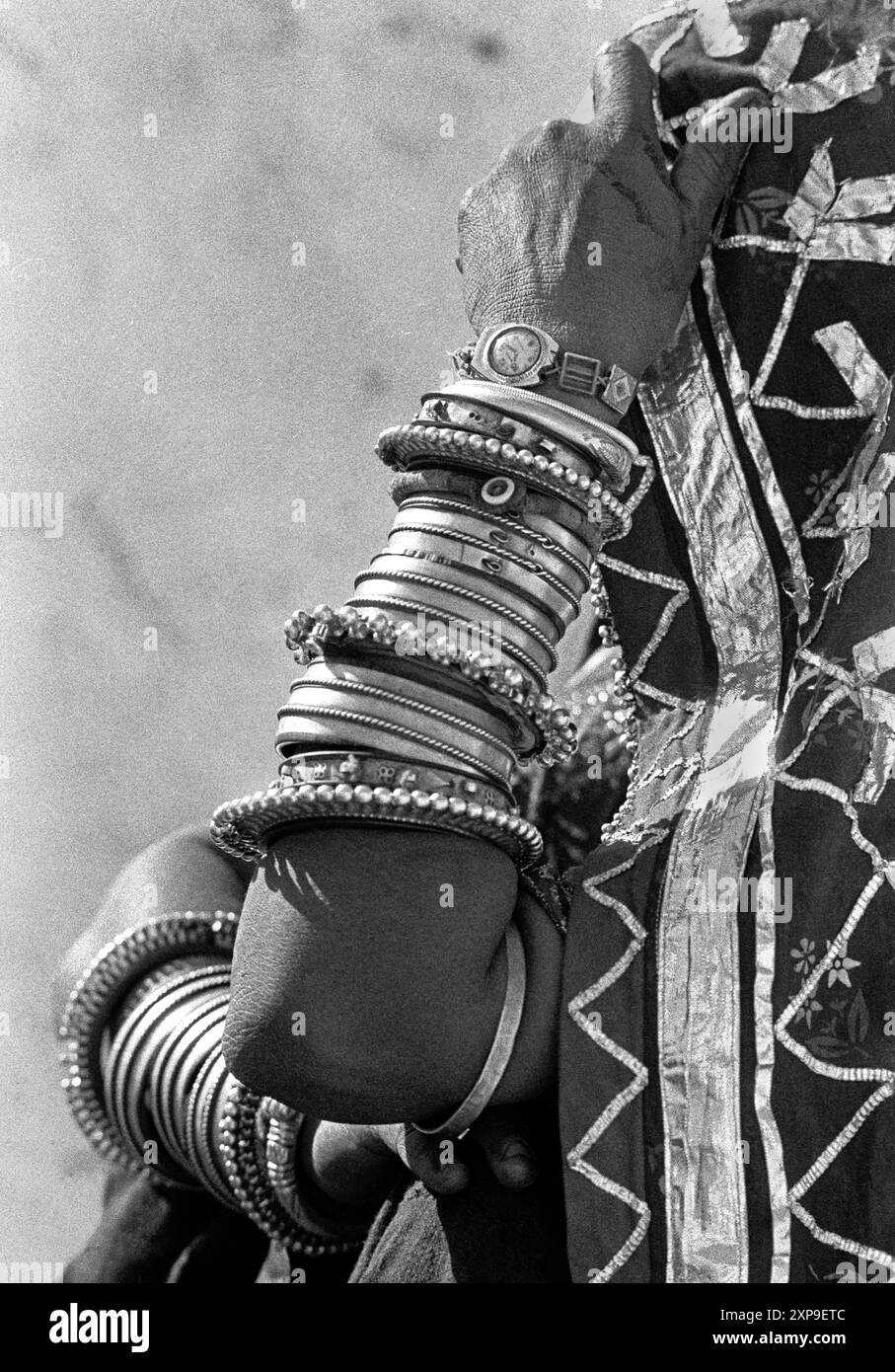 Banjari femme tribale porter beaucoup de bracelets et bijoux à la Foire de chameau de Pushkar chaque novembre pleine lune à Pushkar, Inde - 1989 Banque D'Images