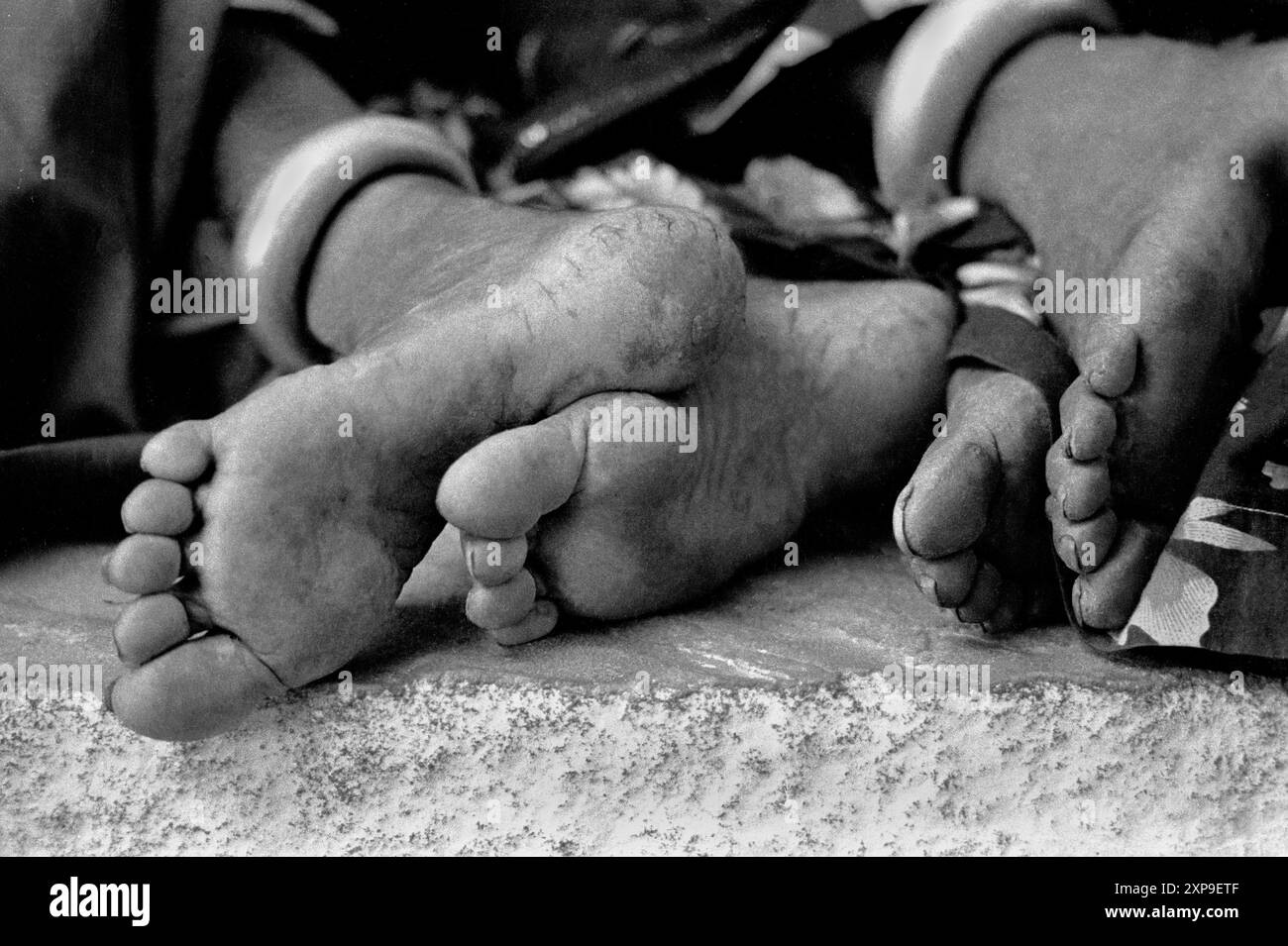 Repos Banjar femme tribale ont des pieds durs comme ils se rassemblent dans le dessert de Thar pour la foire de chameau de Pushkar , Pushkar Inde - 1989 Banque D'Images