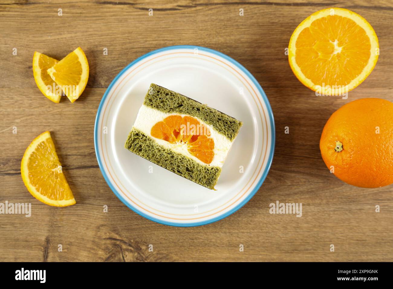 Vue de dessus Sando aux fruits japonais Sandwich Matcha orange, pain Matcha, crème fouettée et tranche de fruits. Dessert japonais populaire Banque D'Images