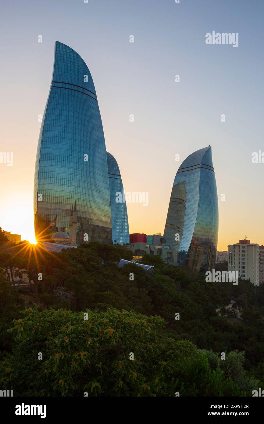 Vue panoramique sur les Flame Towers (2012) au coucher du soleil depuis Highland Park à Bakou, Azerbaïdjan Banque D'Images