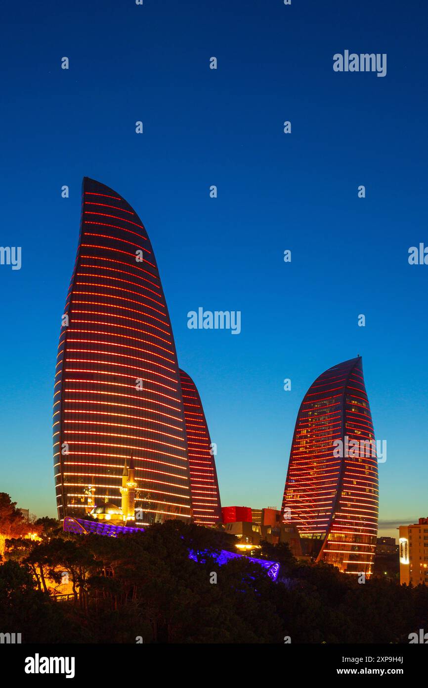 Vue panoramique sur les Flame Towers (2012) au crépuscule depuis Highland Park à Bakou, Azerbaïdjan Banque D'Images