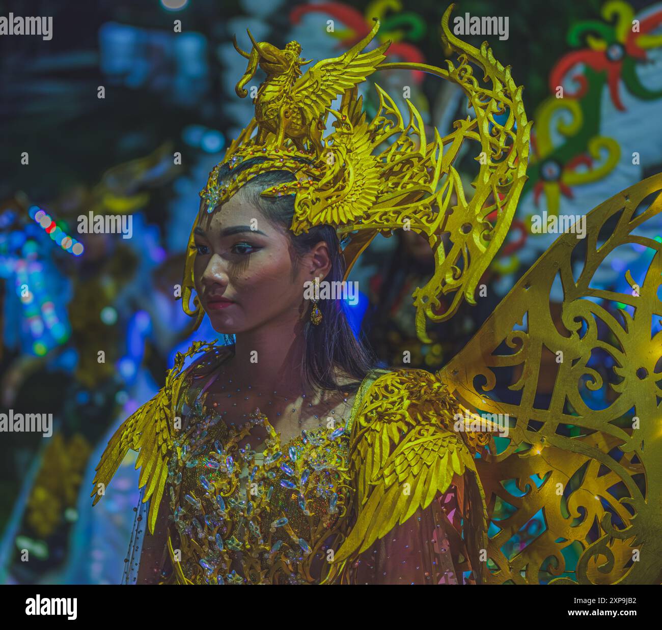 Balikpapan, Indonésie - 5 juin 2024. Le mannequin descend la rue lors d'un défilé pendant le défilé du festival culturel indonésien. Banque D'Images