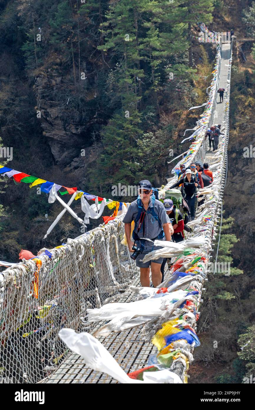 Randonneurs traversant le pont Larche Dovan en dessous de Namche Bazaar sur le trek Everest base Camp Banque D'Images