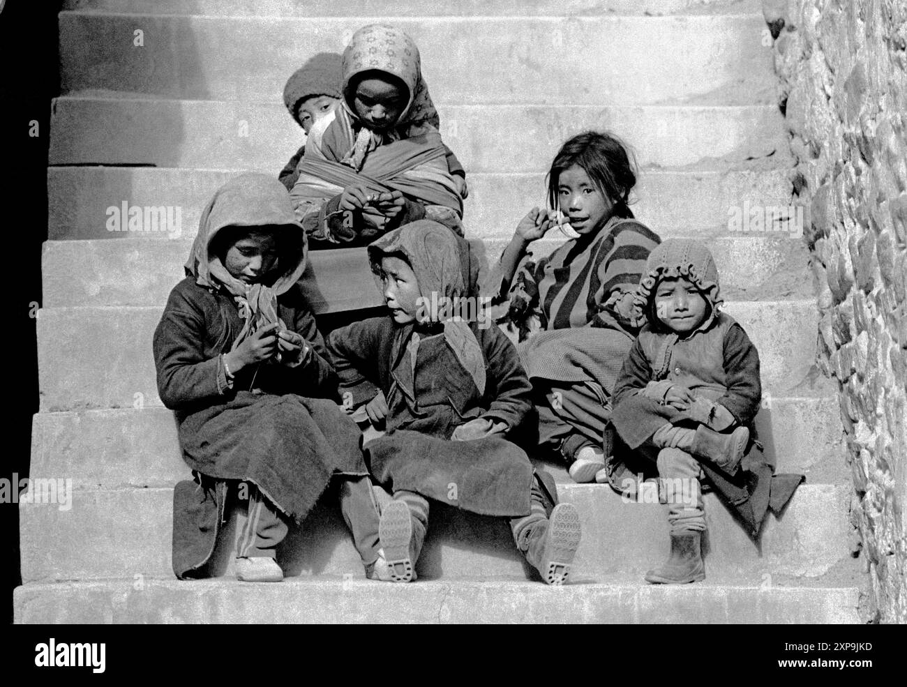 Les enfants traînent ensemble sur les marches du monastère bouddhiste tibétain Thiksey au Ladakh, en Inde - 1988 Banque D'Images