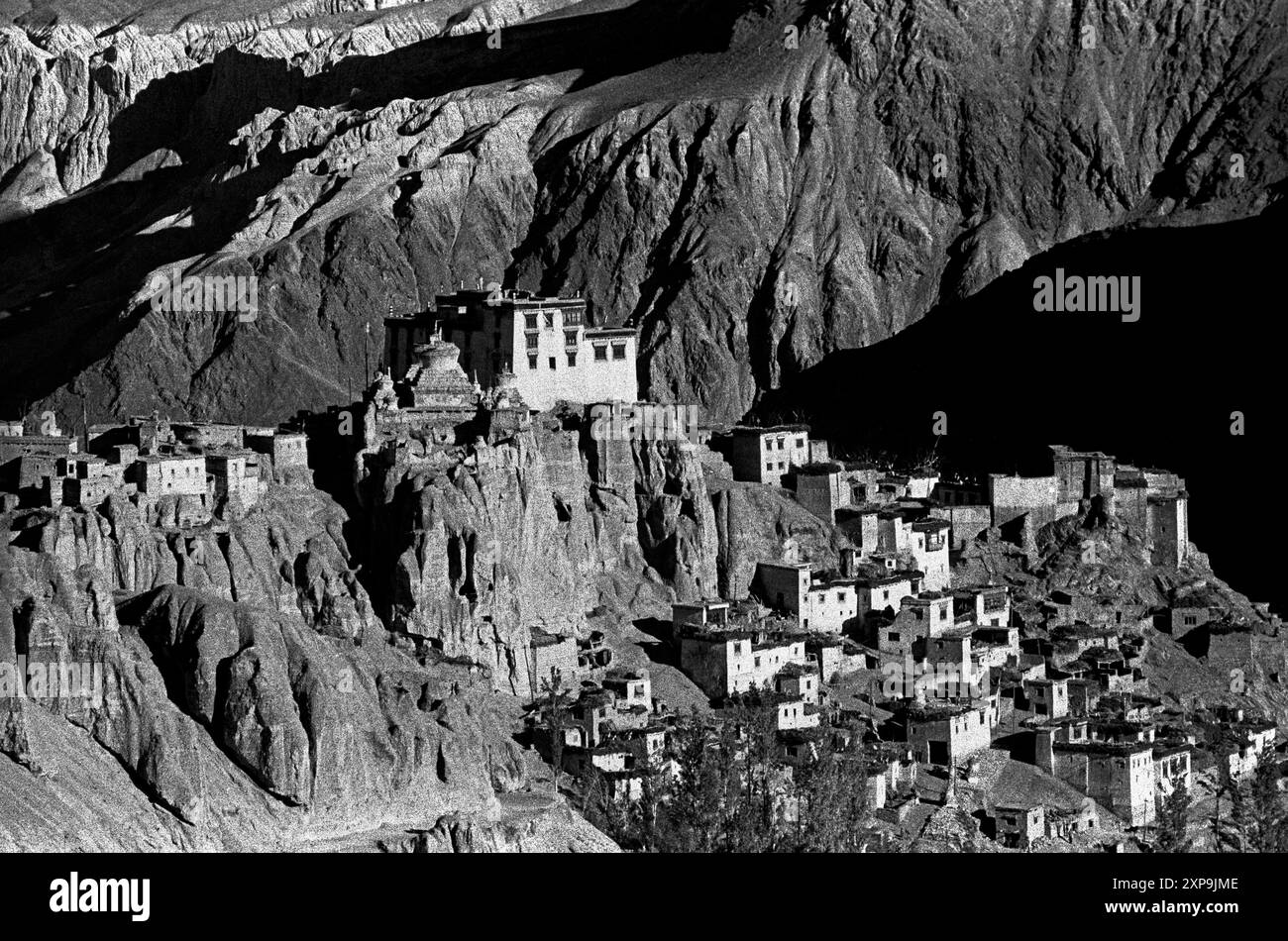 Lama Yuru est un ancien monastère bouddhiste tibétain datant de mille ans dans le Ladakh, Inde - 1988 Banque D'Images