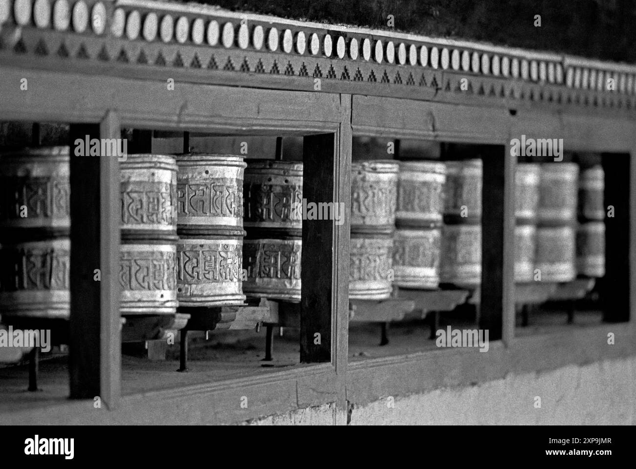 Les roues à prières du monastère de Hemis incarnent la culture bouddhiste tibétaine du Ladakh, en Inde - 1988 Banque D'Images