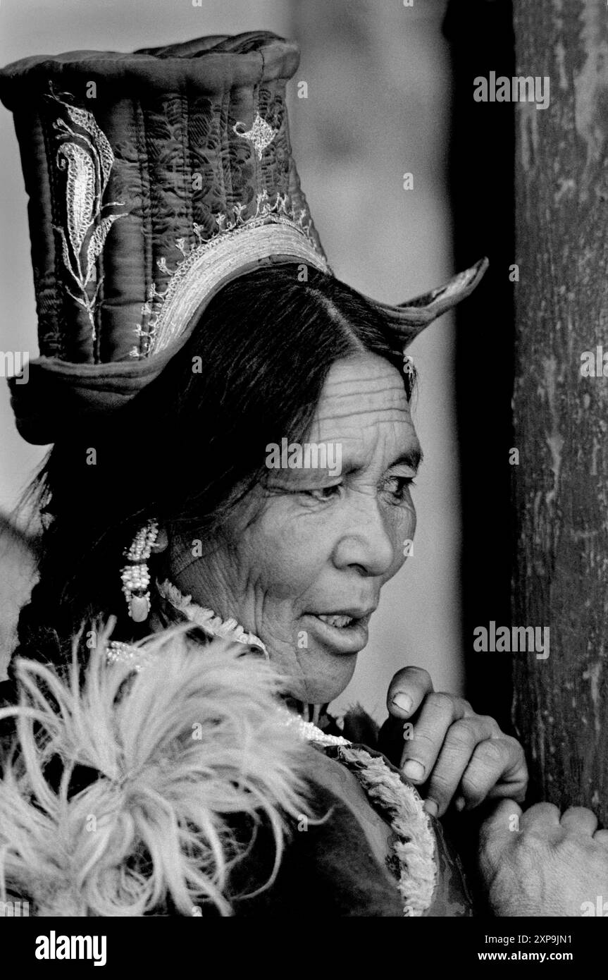 Femme Ladakhi vêtue d'une robe traditionnelle viennent voir les danses Cham au monastère bouddhiste tibétain Thiksey chaque année au Ladakh, Inde - 1988 Banque D'Images