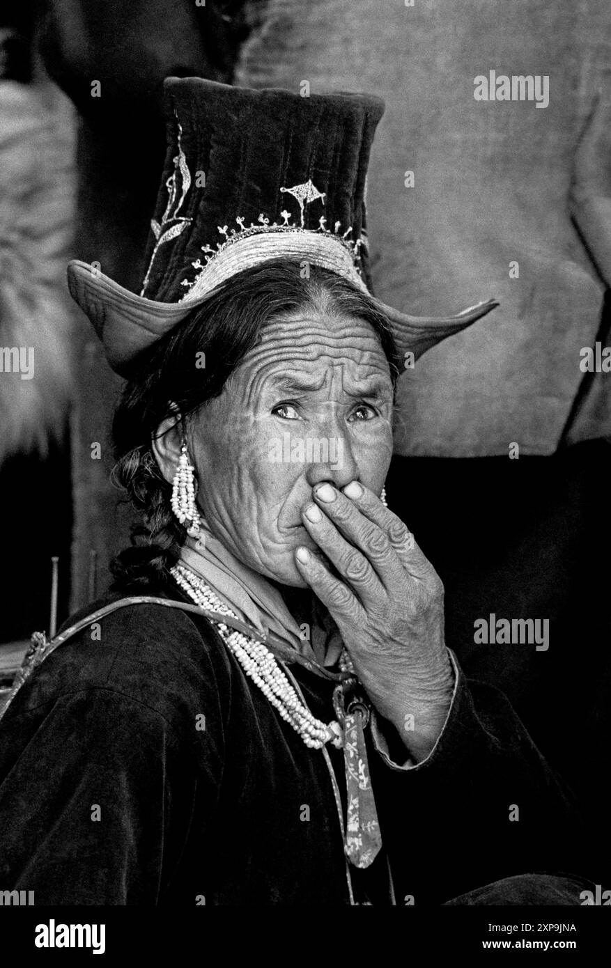 Femme Ladakhi vêtue d'une robe traditionnelle viennent voir les danses Cham au monastère bouddhiste tibétain Thiksey chaque année au Ladakh, Inde - 1988 Banque D'Images