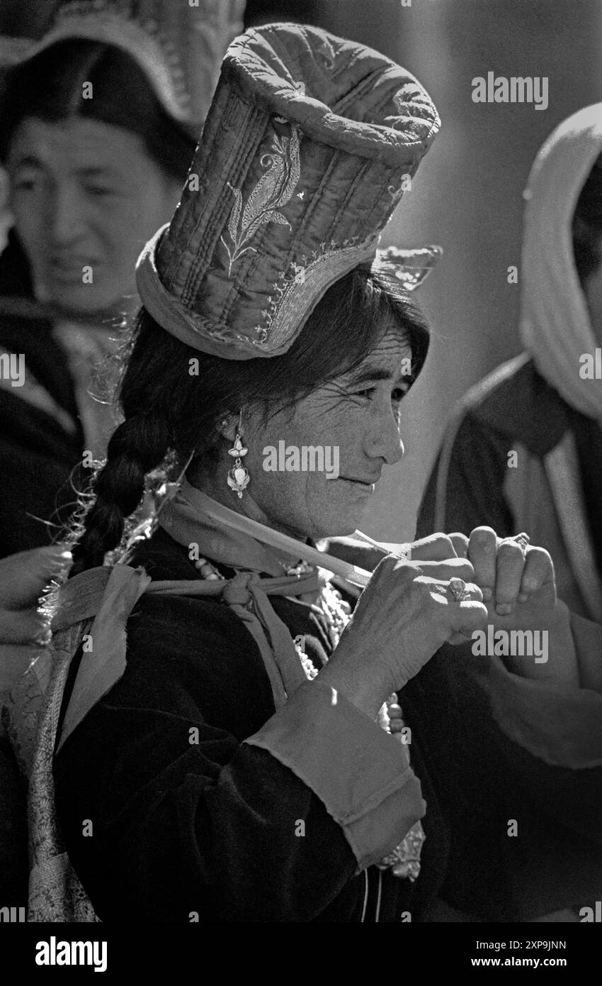Femme Ladakhi vêtue d'une robe traditionnelle viennent voir les danses Cham au monastère bouddhiste tibétain Thiksey chaque année au Ladakh, Inde - 1988 Banque D'Images