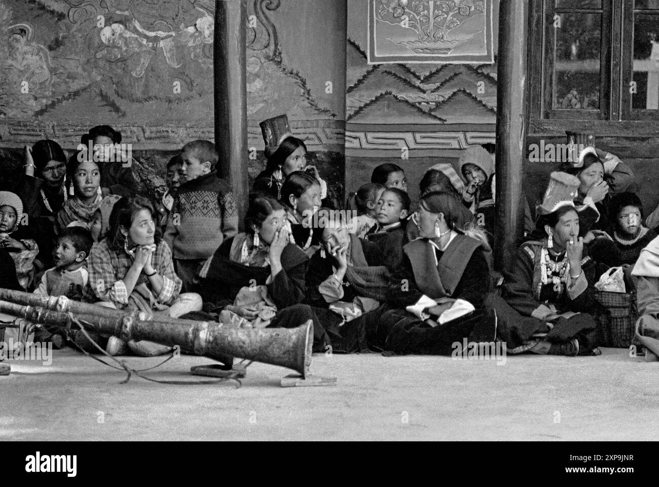 Les danses Cham au monastère bouddhiste tibétain Thiksey amènent toujours une grande foule au Ladakh, en Inde - 1988 Banque D'Images