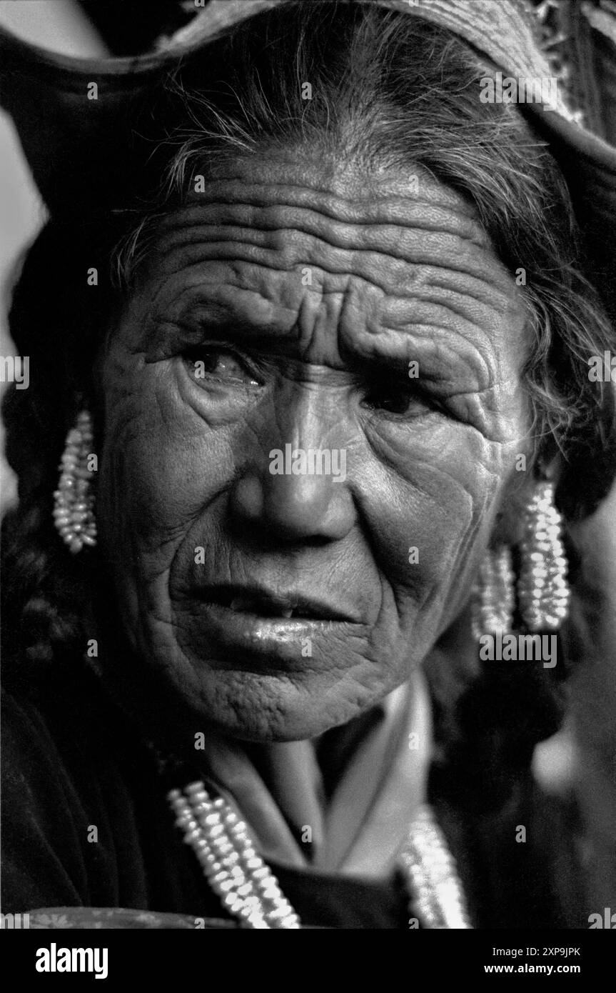 Femme Ladakhi vêtue d'une robe traditionnelle viennent voir les danses Cham au monastère bouddhiste tibétain Thiksey chaque année au Ladakh, Inde - 1988 Banque D'Images
