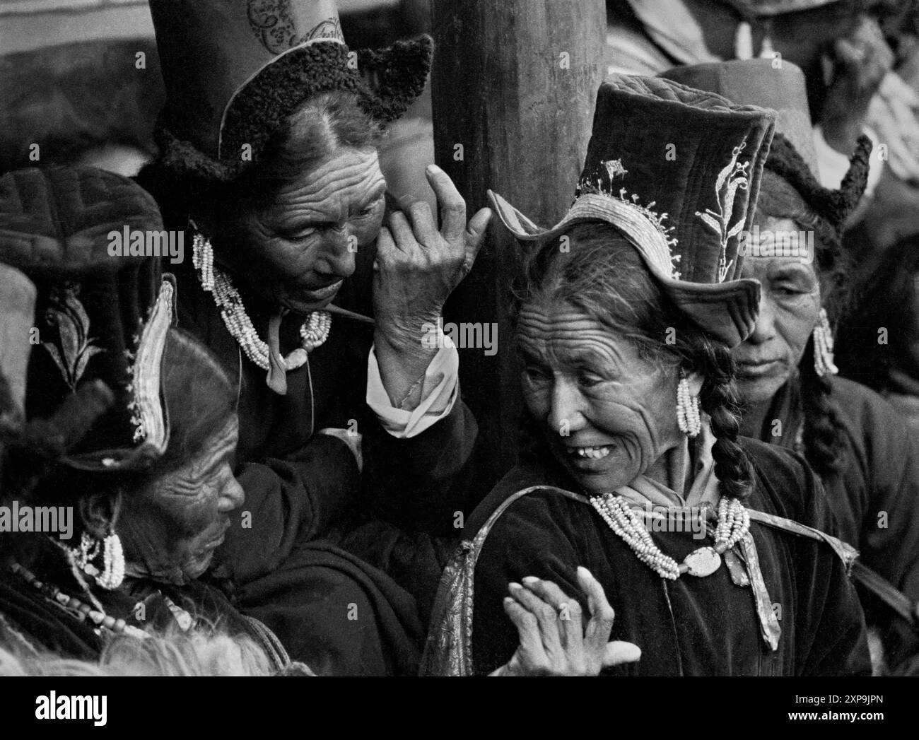 Femme Ladakhi vêtue d'une robe traditionnelle viennent voir les danses Cham au monastère bouddhiste tibétain Thiksey chaque année au Ladakh, Inde - 1988 Banque D'Images