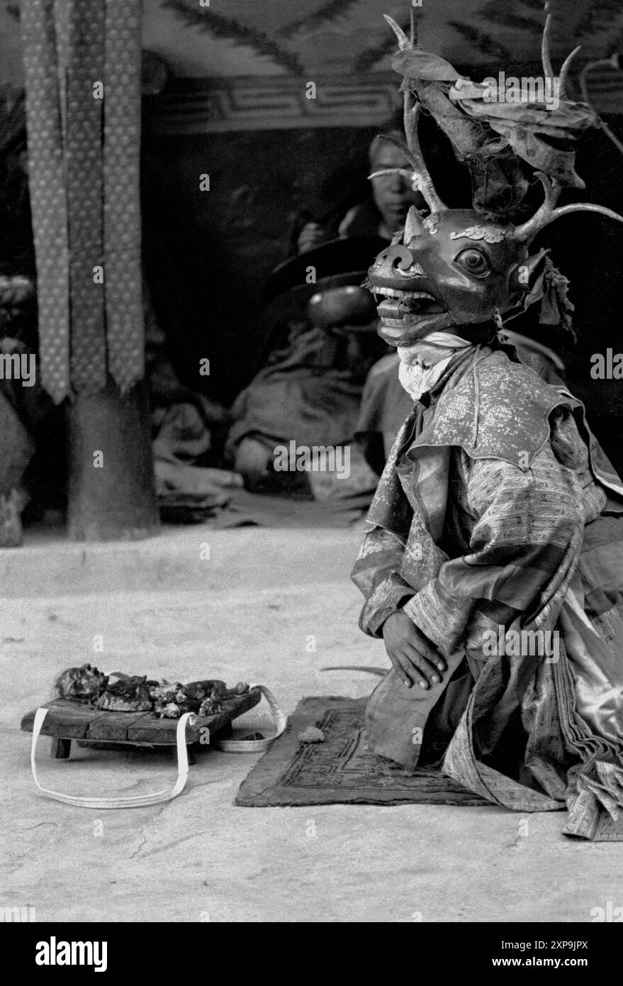 Un danseur de cerf pendant les danses Cham au monastère bouddhiste tibétain Thiksey au Ladakh, Inde - 1988 Banque D'Images