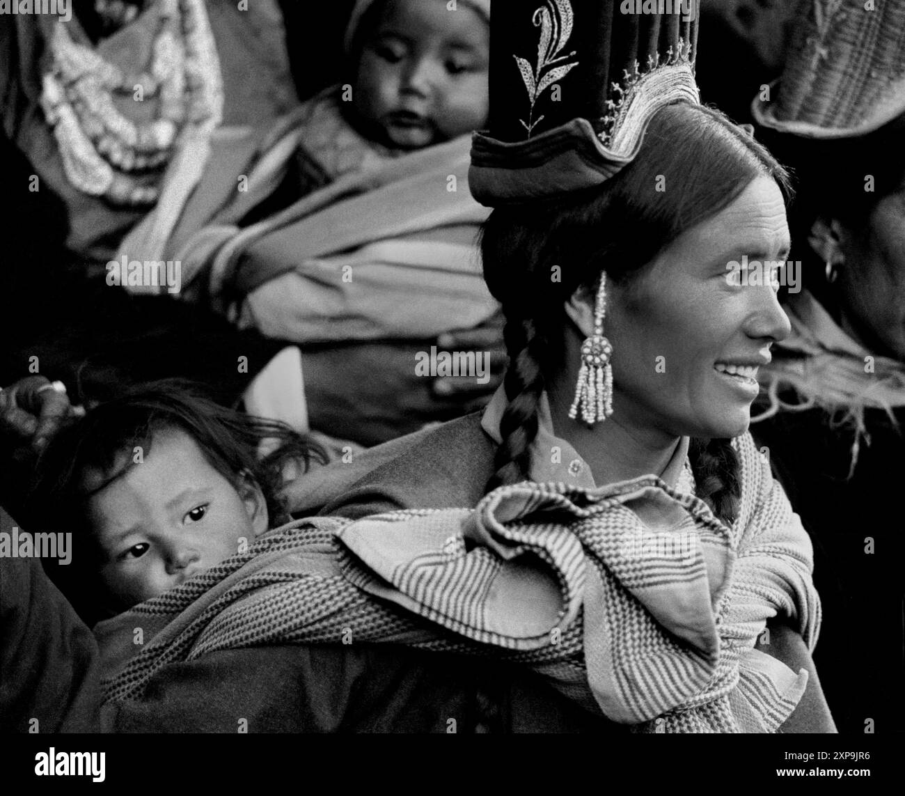 Une mère Ladakhi avec bébé vêtu d'une robe traditionnelle vient voir les danses Cham au monastère bouddhiste tibétain Thiksey chaque année au Ladakh, Indi Banque D'Images