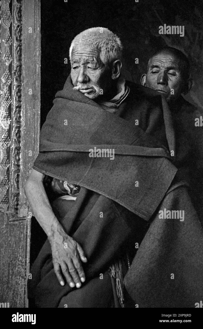 Les moines Ladakhi viennent voir les danses Cham au monastère bouddhiste tibétain Thiksey chaque année au Ladakh, en Inde - 1988 Banque D'Images