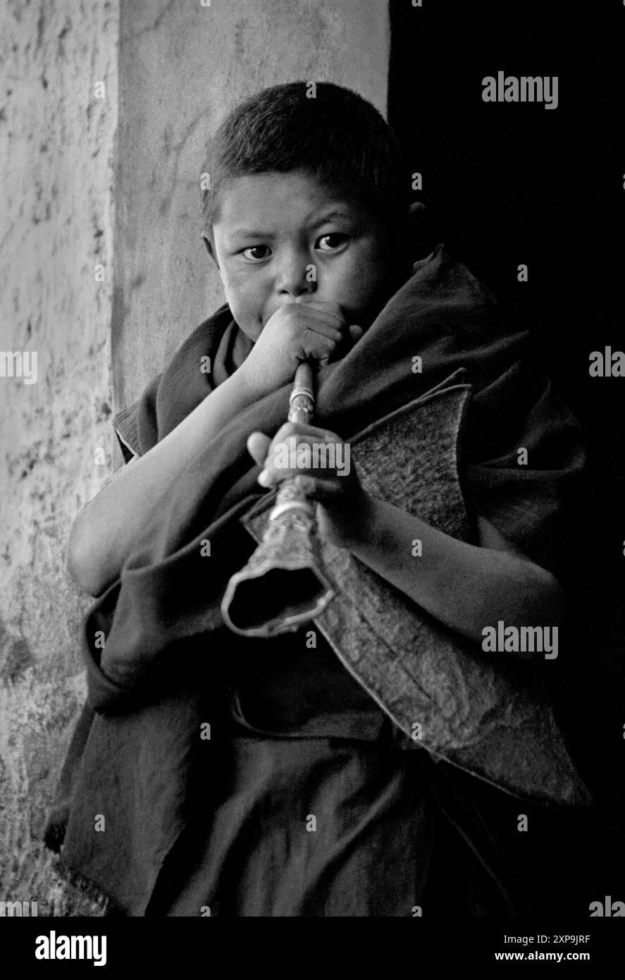 Un moine Ladakhi souffle une corne pendant les danses Cham au monastère bouddhiste tibétain Thiksey au Ladakh, en Inde - 1988 Banque D'Images