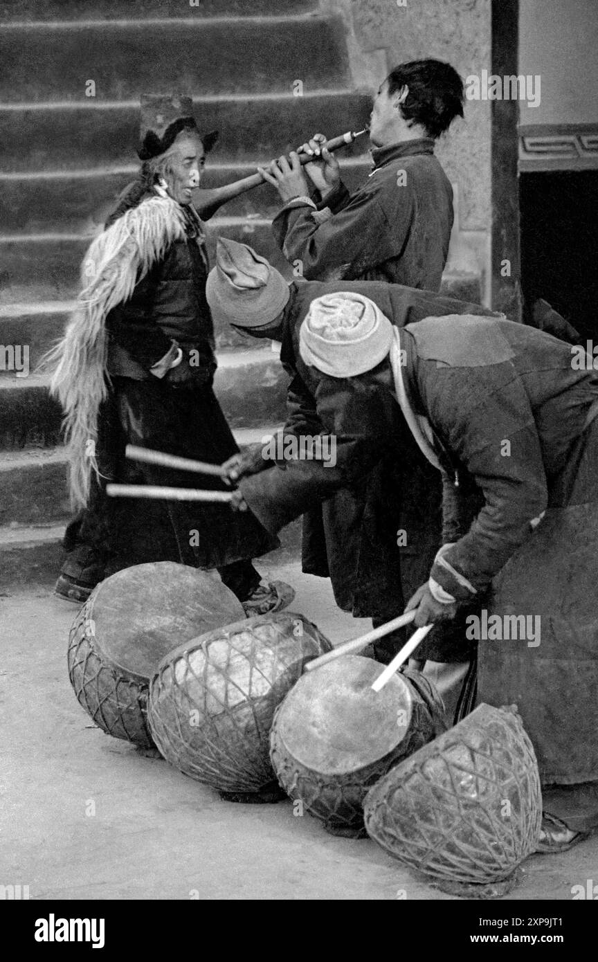 Les musiciens préforment pendant les danses Cham au monastère bouddhiste tibétain Thiksey chaque année au Ladakh, Inde - 1988 Banque D'Images
