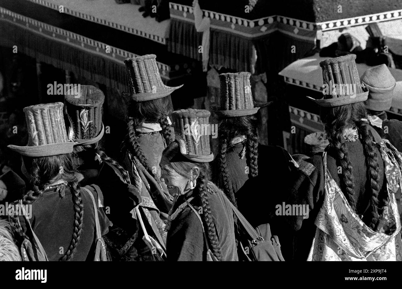 Femme Ladakhi portant des chapeaux traditionnels viennent voir les danses Cham au monastère bouddhiste tibétain Thiksey chaque année au Ladakh, Inde - 1988 Banque D'Images