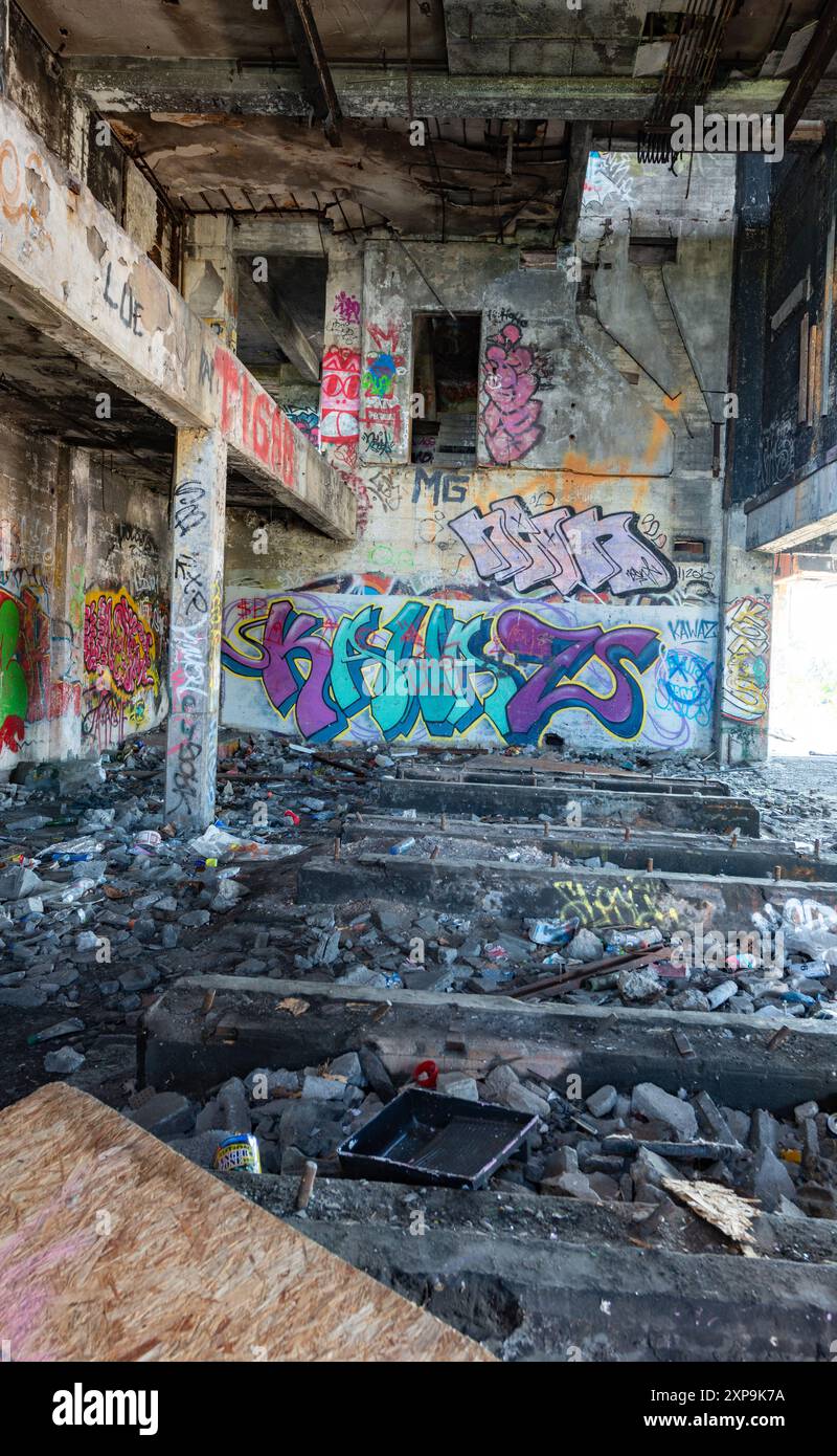 Les ruines de CFS Lac créé Denis, Québec, Canada et ses graffitis et dommages structurels. Banque D'Images