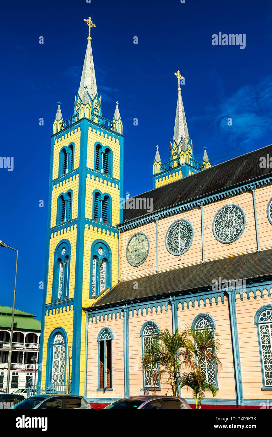 Cathédrale Saint-Pierre et Paul, une cathédrale catholique romaine en bois dans la ville intérieure historique de Paramaribo, patrimoine mondial de l'UNESCO au Suriname, Sud A Banque D'Images