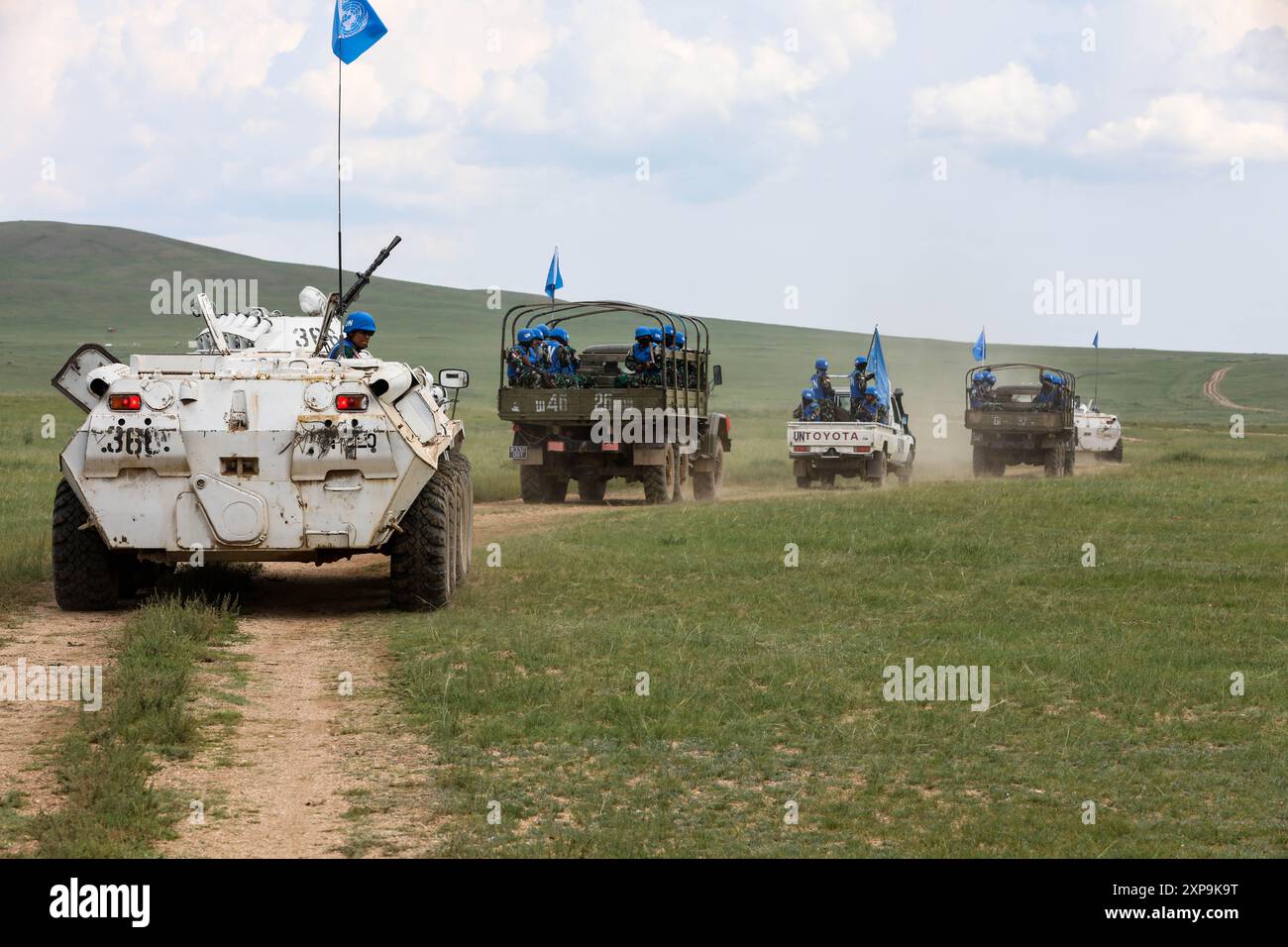 Des soldats indonésiens effectuent un entraînement aux convois avec des véhicules des Nations Unies dans le cadre de l’exercice conjoint Khaan Quest 24 dans la zone d’entraînement de Five Hills, Mongolie, le 30 juillet 2024. Khaan Quest est un exercice de formation annuel, multinational et multicomposante dirigé par les Forces armées mongoles, destiné à promouvoir la paix et la sécurité régionales. (Photo de l'armée américaine par le sergent de 1re classe Joshua S. Brandenburg) Banque D'Images