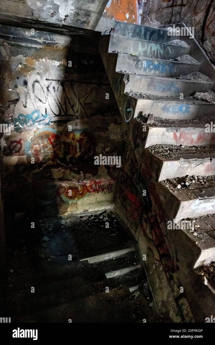 Les ruines de CFS Lac créé Denis, Québec, Canada et ses graffitis et dommages structurels. Banque D'Images