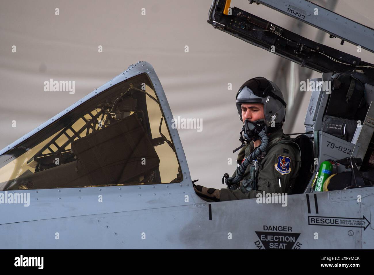 Un pilote A-10C Thunderbolt II de l'US Air Force du 74th Fighter Squadron effectue des procédures de prévol à la Moody Air Force base, le 4 août 2024. Au total, 23 A-10 et quatre HC-130J combat King II ont été lancés de Moody à Maxwell AFB, en Alabama, pour sortir de la tempête en toute sécurité et loin de tout vent potentiellement dommageable. (Photo de l'US Air Force par Airman 1st Class Cade Ellis) Banque D'Images