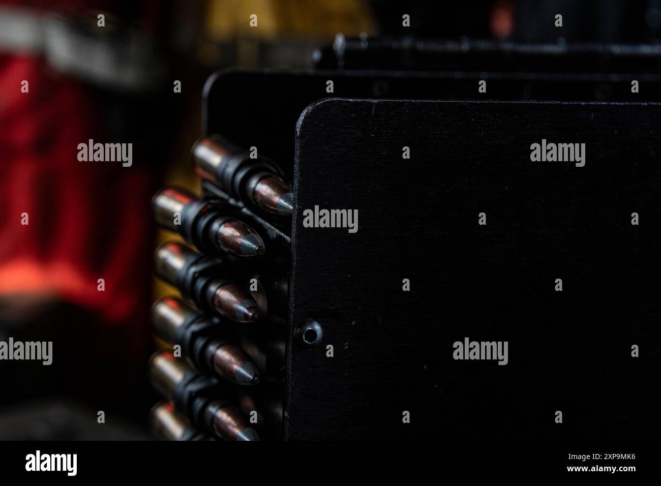 240721-N-IJ966-1169 PACIIFIC OCEAN (21 juillet 2024) des munitions de mitrailleuse de calibre 50 se trouvent dans un plateau de munitions à bord d'un hélicoptère MH-60S Sea Hawk, affecté à l'escadron de combat maritime d'hélicoptères (HSC) 14. Abraham Lincoln, navire amiral du Carrier Strike Group Three, mène des opérations de routine dans la zone d'opérations de la 3e flotte américaine. En tant que partie intégrante de la flotte américaine du Pacifique, la 3rd Fleet exploite des forces navales dans l’Indo-Pacifique en plus de fournir une formation réaliste et pertinente nécessaire pour exécuter sans faille les rôles intemporels de notre marine en matière de contrôle maritime et de projection de puissance. U. S Banque D'Images