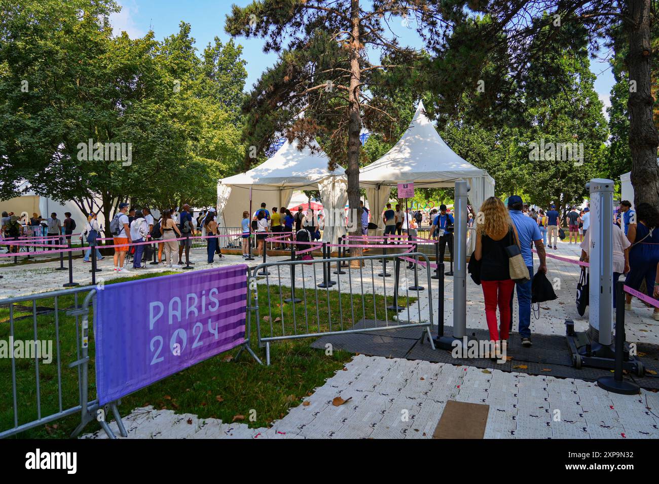 Paris, France - 2 août 2024 : poste de contrôle de sécurité avec détecteurs de métaux à l'entrée de la Bercy Arena pendant les Jeux olympiques d'été de Paris 2024 Banque D'Images