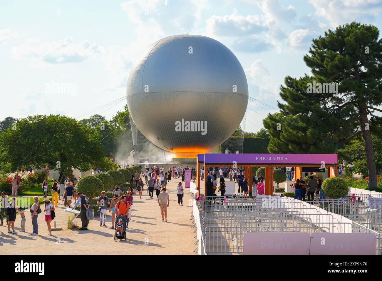 Paris, France - 2 août 2024 : entrée au ballon à flamme olympique dans le jardin des Tuileries pendant les Jeux Olympiques d'été de Paris 2024 Banque D'Images