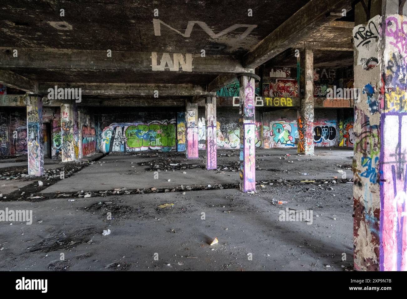 Les ruines de CFS Lac créé Denis, Québec, Canada et ses graffitis et dommages structurels. Banque D'Images