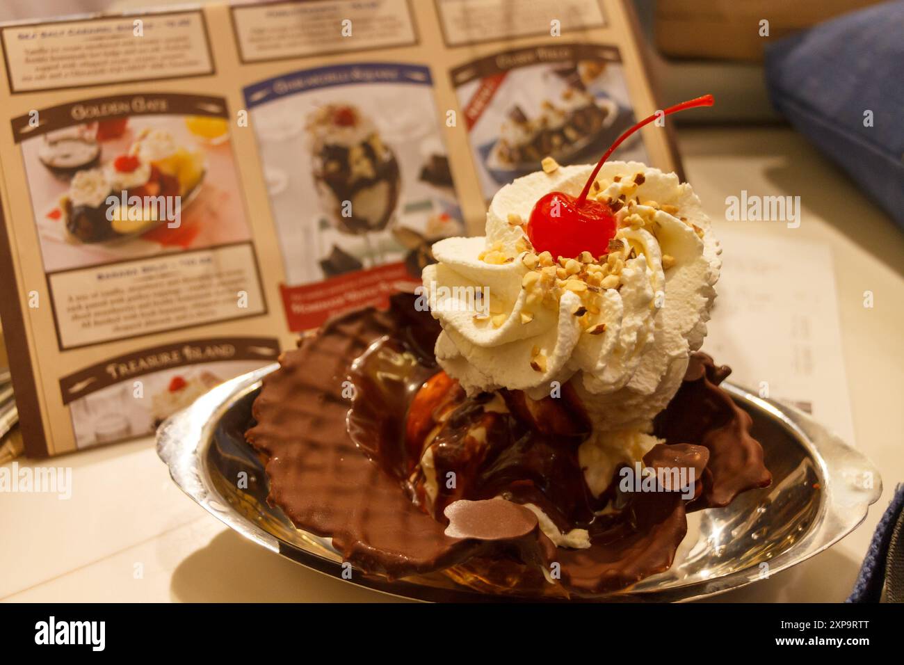 Une grande crème glacée dans l'usine emblématique de chocolat Ghiraderlli à San Francisco, en Californie. Banque D'Images