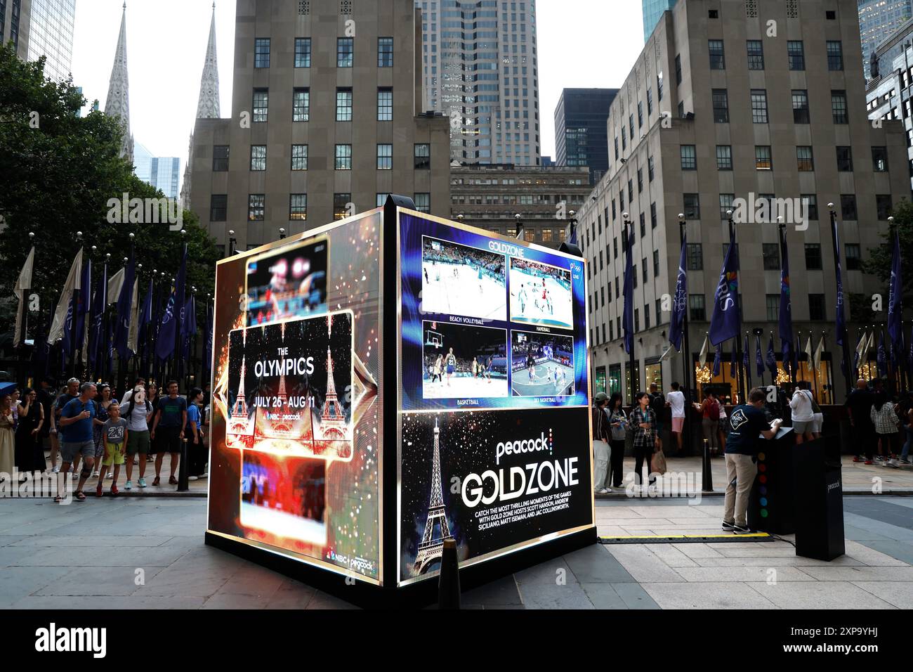 Les présentoirs des Jeux olympiques d'été de Paris 2024 sont installés au Rockefeller Center le 4 août 2024 à New York (photo de John Lamparski/Sipa USA) crédit : Sipa USA/Alamy Live News Banque D'Images