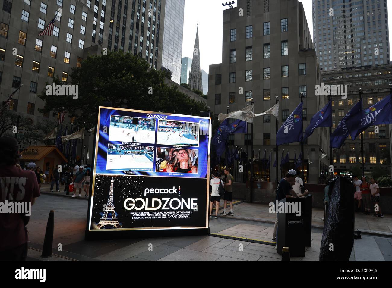 Les présentoirs des Jeux olympiques d'été de Paris 2024 sont installés au Rockefeller Center le 4 août 2024 à New York (photo de John Lamparski/Sipa USA) crédit : Sipa USA/Alamy Live News Banque D'Images