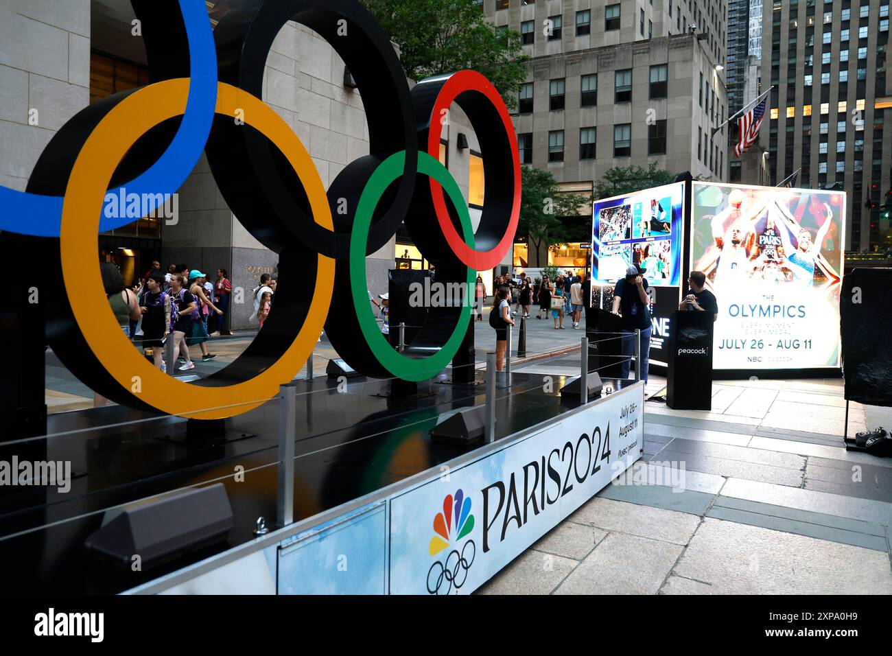 New York, États-Unis. 05 août 2024. Jeux Olympiques d'été de Paris 2024 : les expositions et les zones de visionnement sont installées au Rockefeller Center le 4 août 2024 à New York (photo de John Lamparski/Sipa USA) crédit : Sipa USA/Alamy Live News Banque D'Images