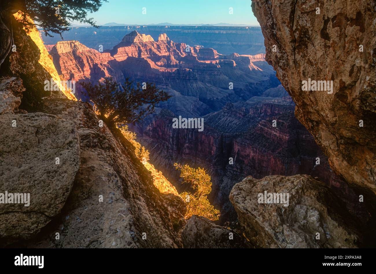 Vue sur le coucher du soleil depuis Bright Angel point Trail sur le plateau nord du Grand Canyon avec les formations ensoleillées de Deva, Brahma et Zoroaster Temple. (ÉTATS-UNIS) Banque D'Images