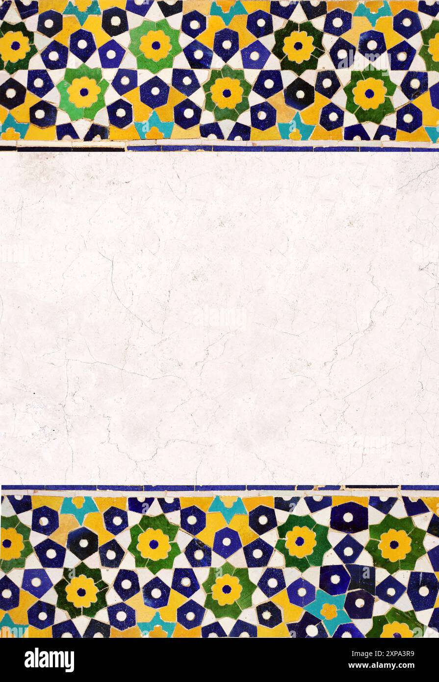 Détail du mur traditionnel en mosaïque persane avec ornement géométrique, Iran. Fond horizontal ou vertical avec tuile de céramique. Modèle de maquette. Copier Banque D'Images