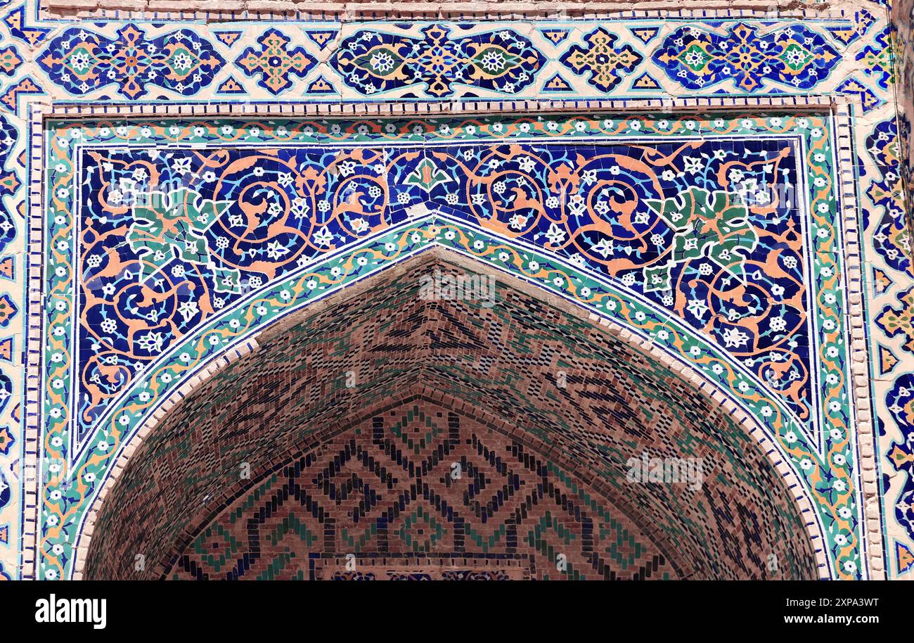 Arche décorative à Sher-dor Madrassah, Registan, Samarcande, Ouzbékistan. Détail de l'arc avec décor carrelé, Sher Dor (Lion) Medressa, une partie de Registan Ens Banque D'Images