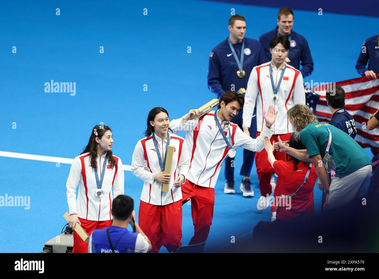 **CHINE CONTINENTALE, HONG KONG, MACAO ET TAIWAN SORTENT** Team China remporte la médaille d'argent à la finale du relais Medley 4x100m mixte de natation des Jeux Olympiques de Paris Banque D'Images