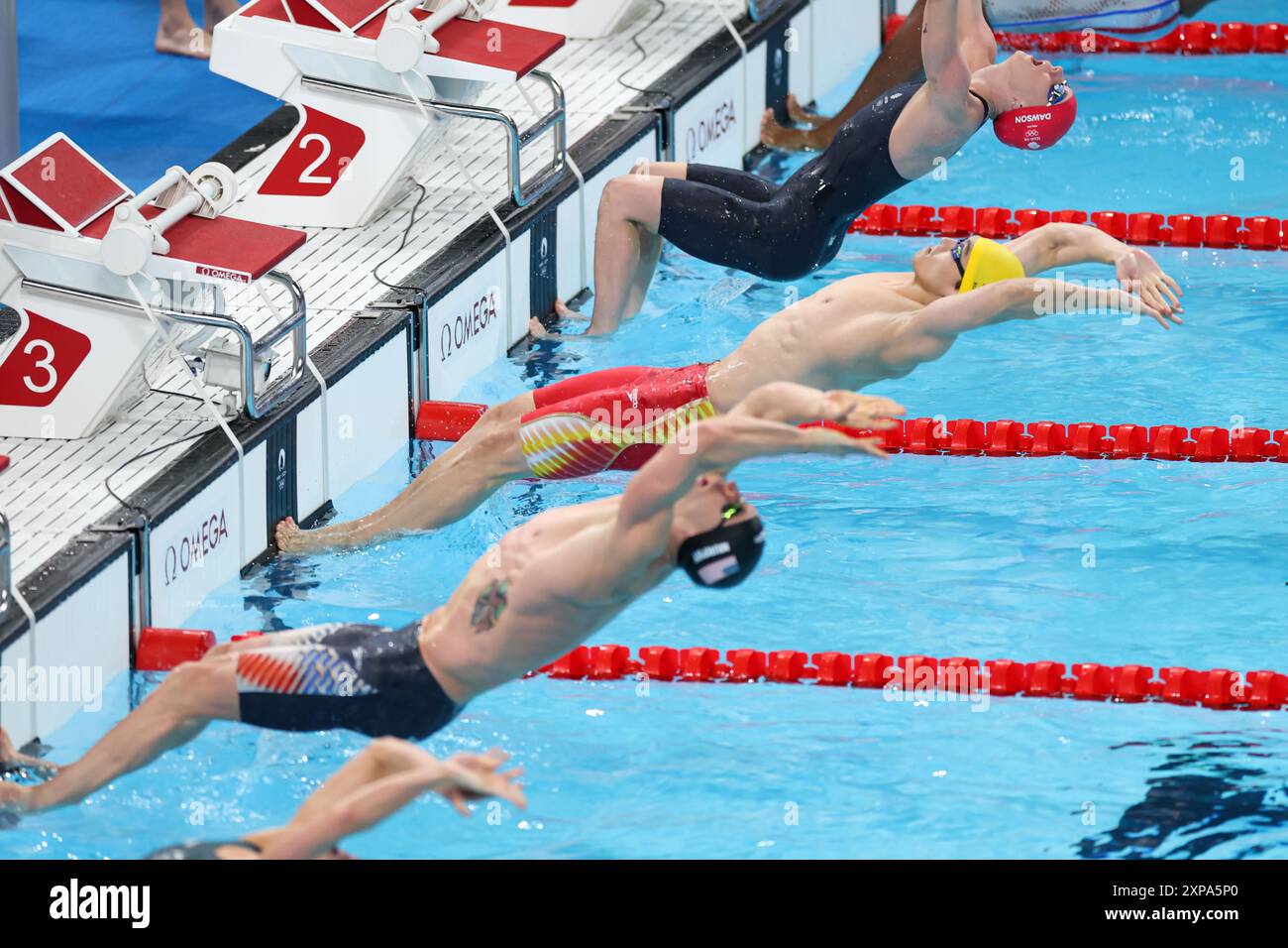 **CHINE CONTINENTALE, HONG KONG, MACAO ET TAIWAN SORTENT** Team China remporte la médaille d'argent à la finale du relais Medley 4x100m mixte de natation des Jeux Olympiques de Paris Banque D'Images