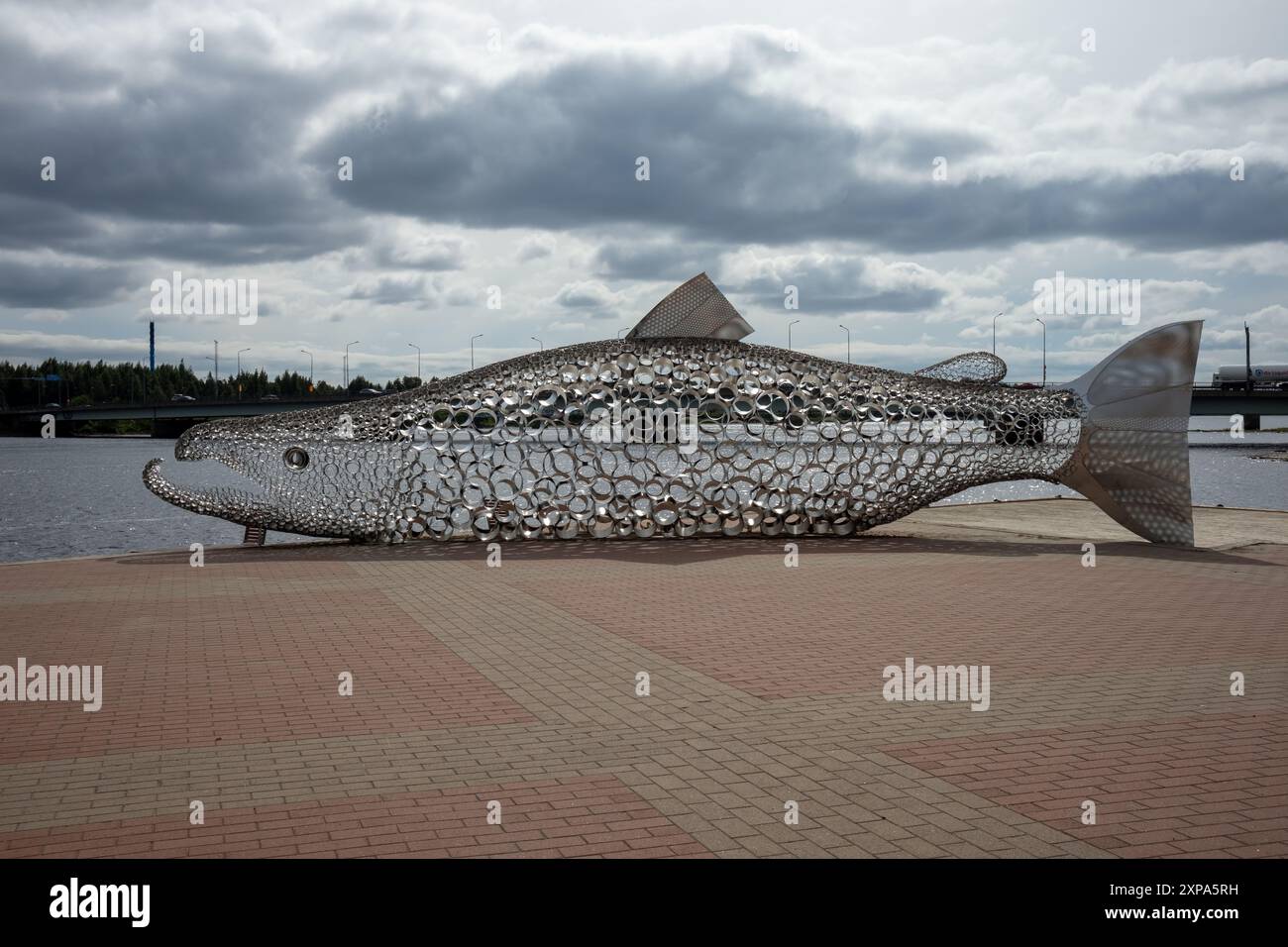 Sculpture d'un grand saumon métallique à Tornio, Finlande Banque D'Images