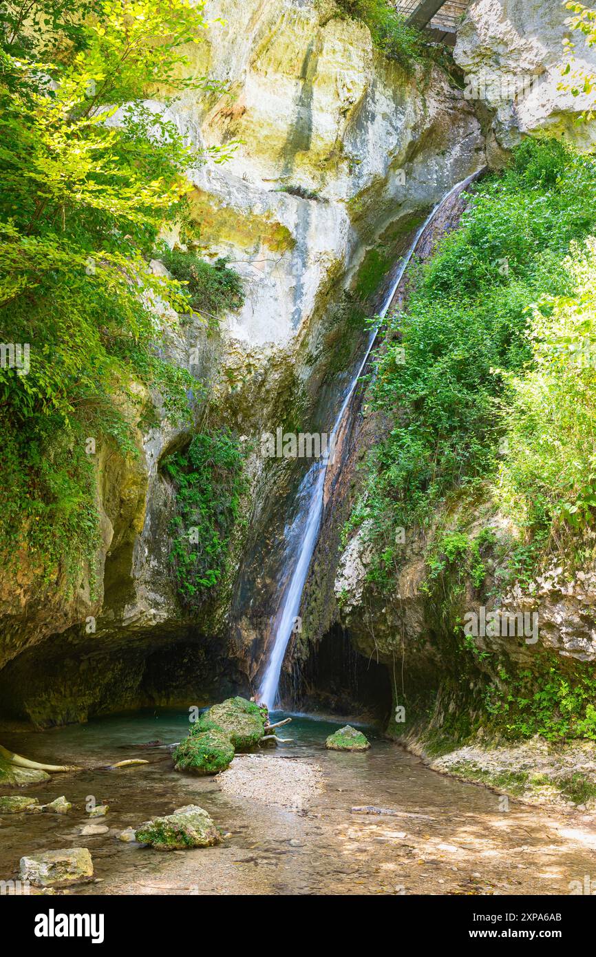 Cascade dans le parc des chutes Molina (italien : Parco delle cascate di Molina), au nord de Vérone, Italie. Banque D'Images