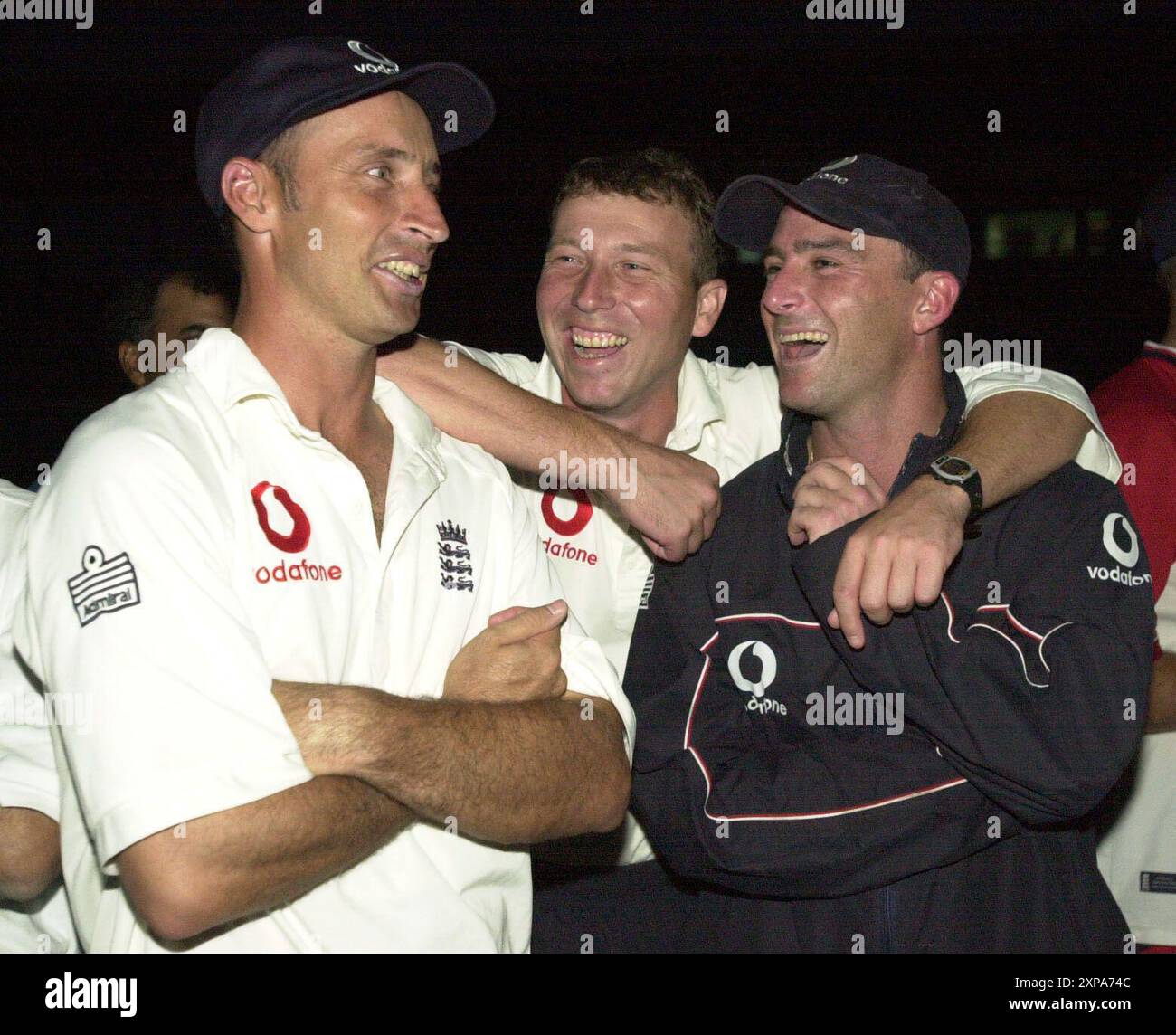 Photo du 11-12-2000 du skipper anglais Nasser Hussain (à gauche) et de ses coéquipiers Michael Atherton (au centre) et Graham Thorpe (à droite). L'ancien batteur anglais Graham Thorpe est décédé à l'âge de 55 ans, a annoncé le England and Wales Cricket Board. Date d'émission : lundi 5 août 2024. Banque D'Images