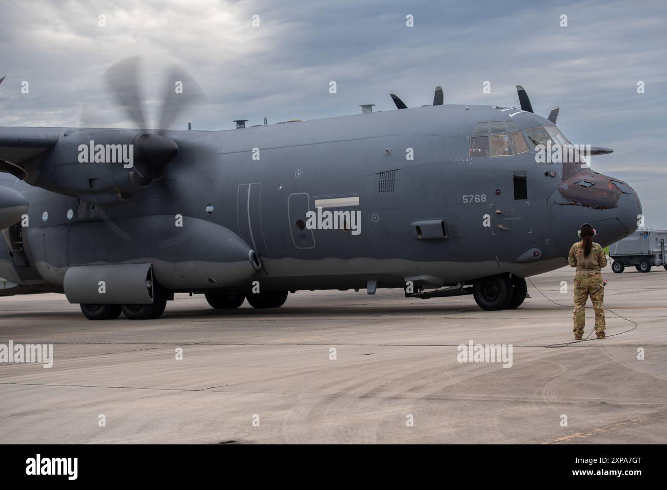 Un chef d'équipage de l'US Air Force affecté au 71st Rescue Generation Squadron assiste aux évacuations de tempête à la Moody Air Force base, le 4 août 2024. Wit Banque D'Images