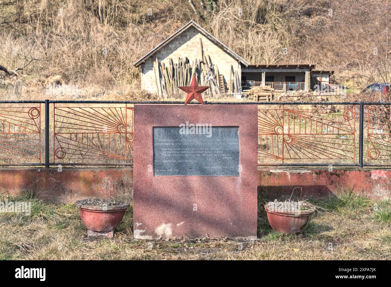 Skelani, Bosnie-Herzégovine – février 2023 : cimetière partisan yougoslave. Banque D'Images